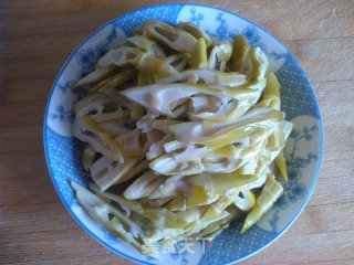 竹笋豆皮炒腊肉的做法步骤：2