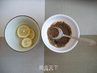 迷迭香酱汁三文鱼的做法步骤：3