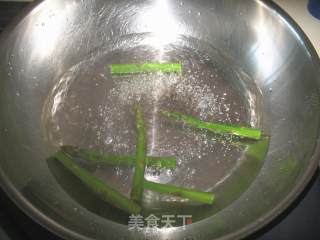 迷迭香酱汁三文鱼的做法步骤：5