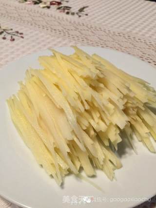 凉拌土豆丝的做法步骤：1