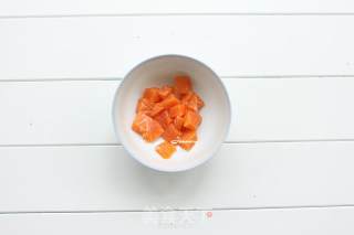 三文鱼炒饭的做法步骤：1