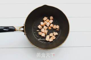 三文鱼炒饭的做法步骤：2