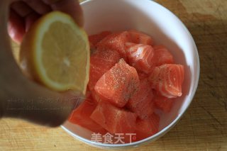 香煎三文鱼拌牛油果的做法步骤：2