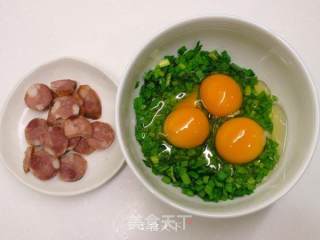 韭菜香肠烘蛋的做法步骤：1