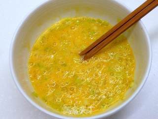 芹菜鲔鱼厚蛋煎 ♥ 香草煎蛋 2的做法步骤：3