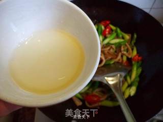 芦笋炒牛肠的做法步骤：7