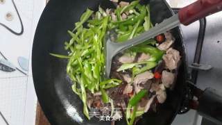 木耳青椒炒肉片的做法步骤：5