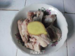 土豆烧排骨的做法步骤：1