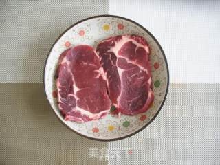 黑椒牛排的做法步骤：1