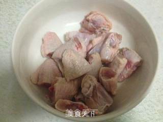 麻辣鸡翅的做法步骤：1