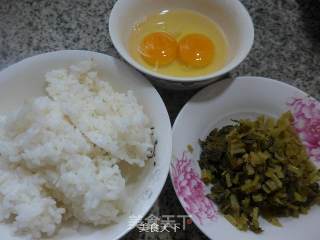 雪菜鸡蛋炒饭的做法步骤：1