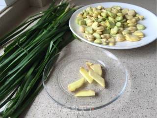 立夏美食【韭菜炒蚕豆】的做法步骤：1