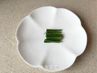 立夏美食【韭菜炒蚕豆】的做法步骤：2