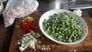 毛豆炒碎肉的做法步骤：1