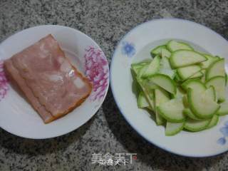 培根炒西葫芦的做法步骤：1
