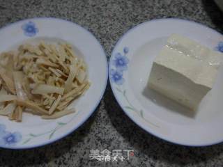 水笋烧豆腐的做法步骤：1