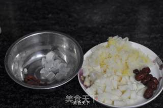 雪梨银耳甜汤的做法步骤：1