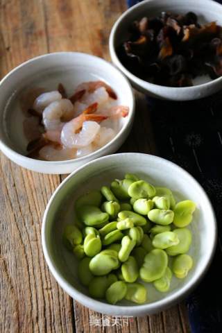 蚕豆木耳炒虾仁的做法步骤：1