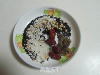 紫米葡萄粥的做法步骤：1