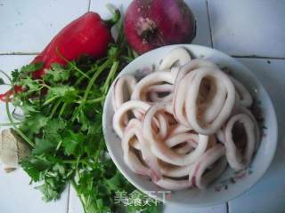 香辣鱿鱼圈的做法步骤：1