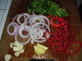 香辣鱿鱼圈的做法步骤：2