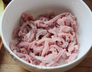 鱼香肉丝的做法步骤：1