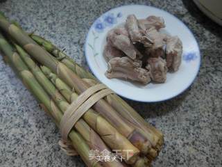 脚骨笋烧排骨的做法步骤：1