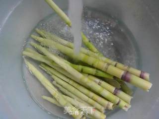 脚骨笋烧排骨的做法步骤：2