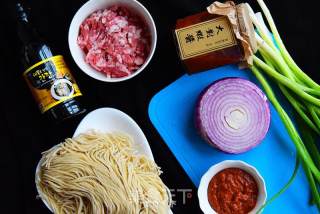 大对虾酱炒面的做法步骤：1