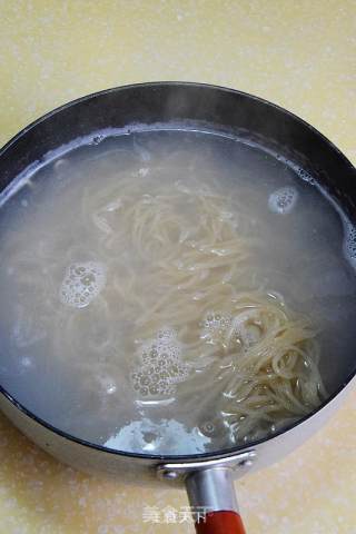 大对虾酱炒面的做法步骤：2