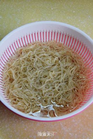 大对虾酱炒面的做法步骤：3
