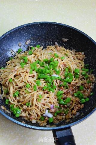 大对虾酱炒面的做法步骤：9