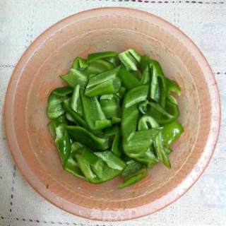培根炒青椒的做法步骤：1