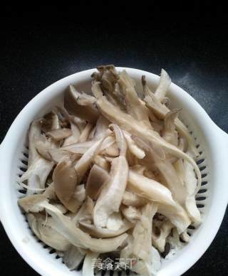 清炒蘑菇的做法步骤：1