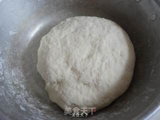 韭菜鸡蛋肉虾皮馅饼的做法步骤：1