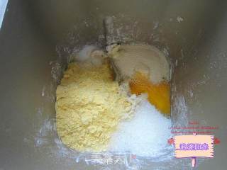 玉米沙拉肉松面包的做法步骤：1