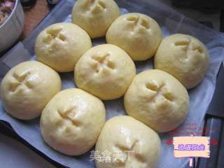 玉米沙拉肉松面包的做法步骤：7