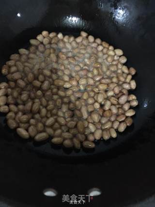 老醋花生米的做法步骤：1