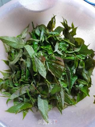 凉拌香椿芽的做法步骤：1