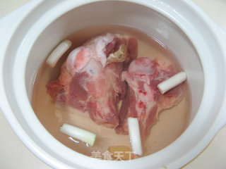 蟹味菇黄豆棒骨汤的做法步骤：2