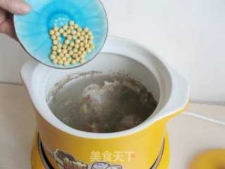 蟹味菇黄豆棒骨汤的做法步骤：5