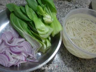 洋葱青菜素炒面的做法步骤：1