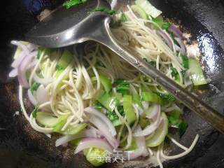 洋葱青菜素炒面的做法步骤：4