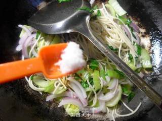 洋葱青菜素炒面的做法步骤：6