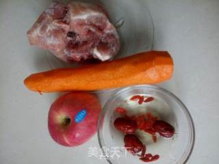 苹果红萝卜猪骨汤的做法步骤：1