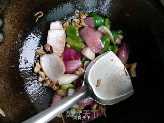 家常肉末豆腐炒洋葱的做法步骤：5