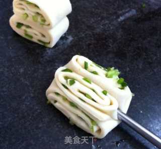 香葱小花卷的做法步骤：7