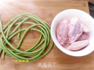 豆角烤鸡中翅的做法步骤：1