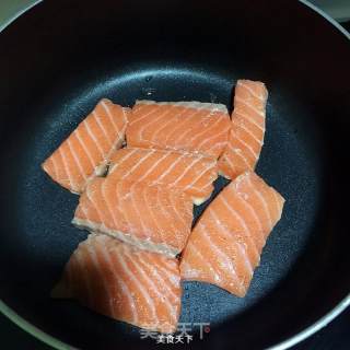 香煎三文鱼的做法步骤：3