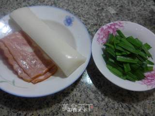 韭菜培根炒年糕的做法步骤：1